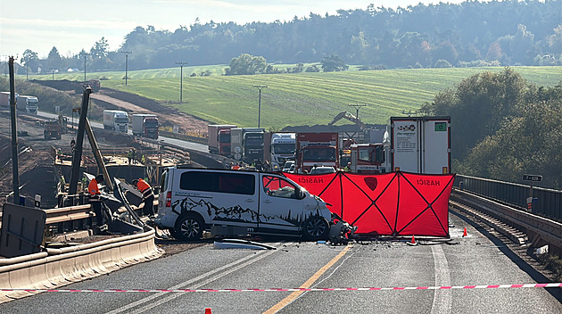 Na Kladensku po střetu dodávky a náklaďáku zemřel řidič. Silnice je uzavřená