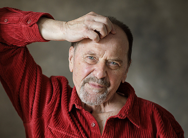 Naše generace posloužila po revoluci jako fackovací panák, říká básník Jiří Žáček