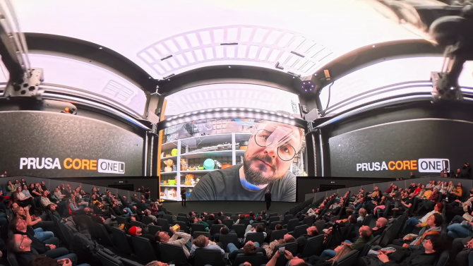 Prusa Event 2025 přinesl lavinu novinek: novou 3D tiskárnu s důrazem na soukromí dat, chytré cívky i silikonový tisk