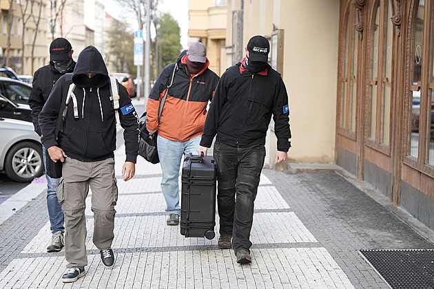 Policie po razii ve VZP obvinila 13 lidí, stíhá je za krácení daní či úplatkářství
