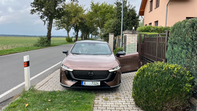 Nová elektrická Mazda e6 překvapí luxusem i technikou. Tesla by mohla závidět