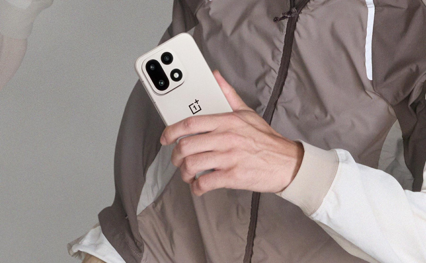 Vrcholný OnePlus 15 s obří baterií je tu. Přišel se slevou a dárkem v hodnotě 7 tisíc