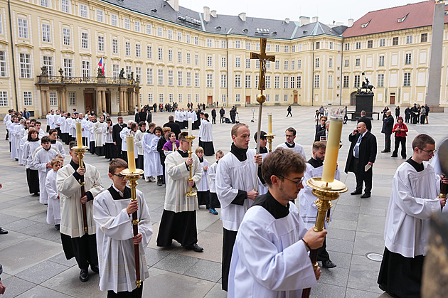Veřejnost a blízcí se loučí s kardinálem Dukou, na Hradě se scházejí hosté
