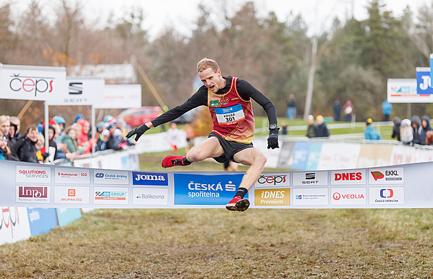 Práce v armádě je inspirativní. Obhájce titulu v krosu dělá tělocvikáře vojákům