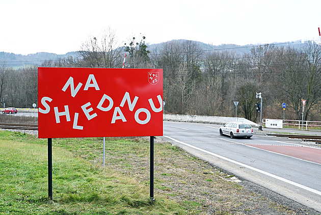 Jak od dětí ze školky. Vítací cedule ve Valašském Meziříčí schytávají kritiku