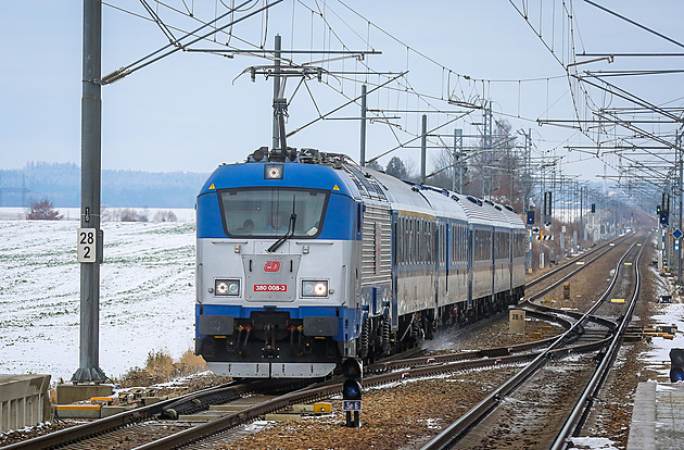 Závada trakčního vedení přerušila provoz na železničním koridoru u České Třebové