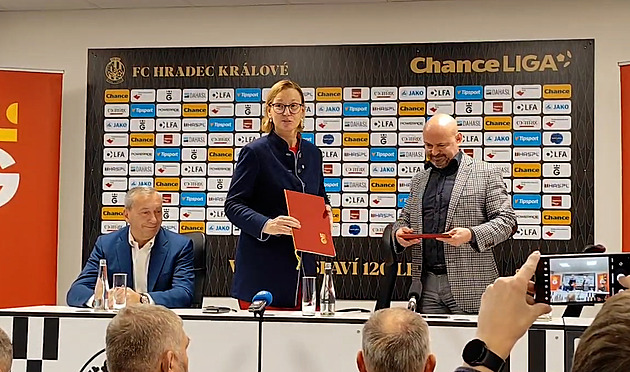 Podepsáno. FC Hradec Králové převzala skupina kolem Ulicha s Nedvědem