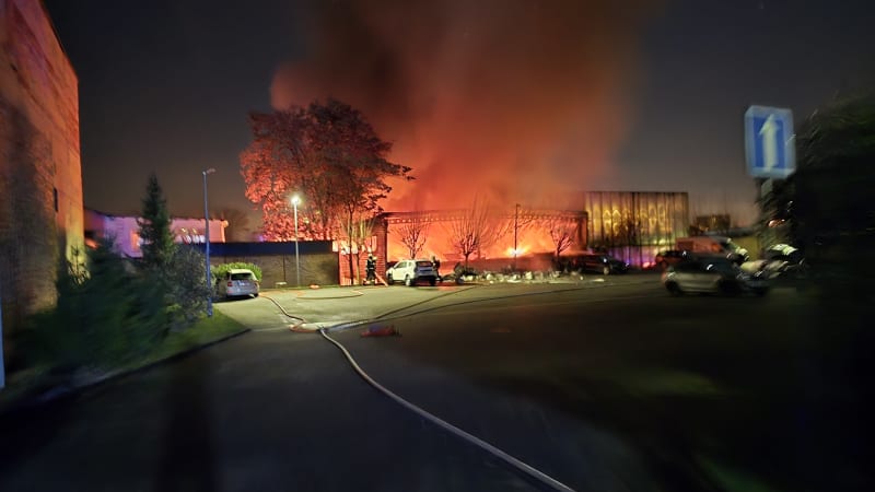 Rozsáhlý požár v Praze: Plameny pohltily historické automobily, škoda jde do stamilionů 