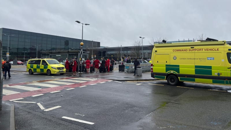 Útok na letišti Heathrow: Skupina mužů stříkala pepřový sprej. Zranilo se 21 lidí 