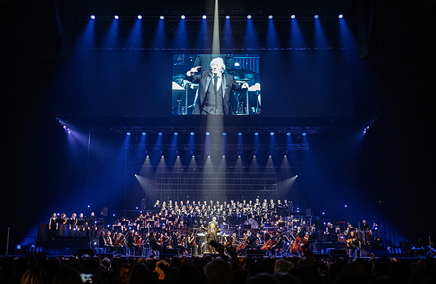 RECENZE: Vánoční O2 arenu dojal Neckář s Půlnoční, zazářila Příhodová