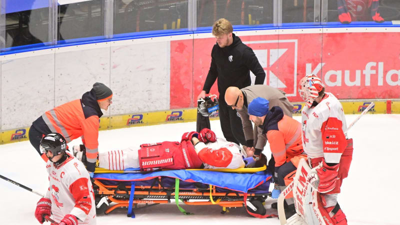 Extraligový hokejista zůstal bezvládně ležet, hala ztichla. Pešán nesouhlasil s trestem