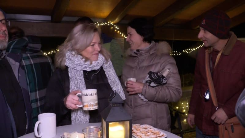 Rádlo jako adventní kalendář: Sousedé nabízejí z oken pohoštění, vypilo se 200 litrů svařáku