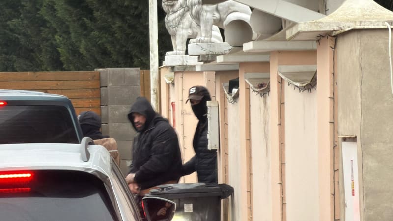 Policejní razie u Vémoly: Zápasníka vyvedli z domu v poutech, zásah souvisel s drogami