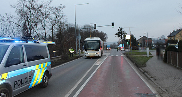 Autobus srazil a těžce zranil školáka na přechodu, policie hledá svědky