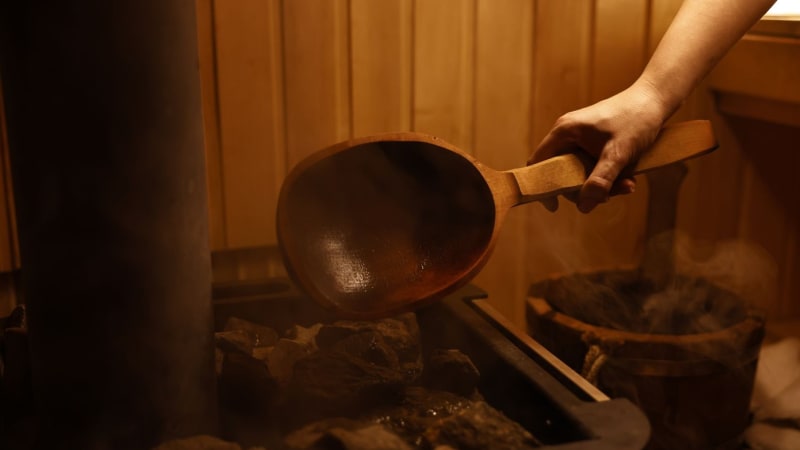 Drama v rozpálené sauně: Uvězněnou trojici zachránil hlasový asistent v mobilu