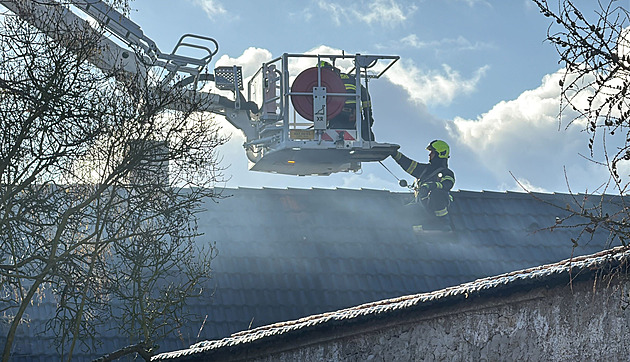 Při požáru garáže se popálil jeden člověk, zásah hasičů komplikovalo náledí