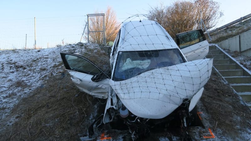 Vážná nehoda u Olomouce: Auto bylo zaklíněné ve srázu, v nemocnici skončily i dvě děti