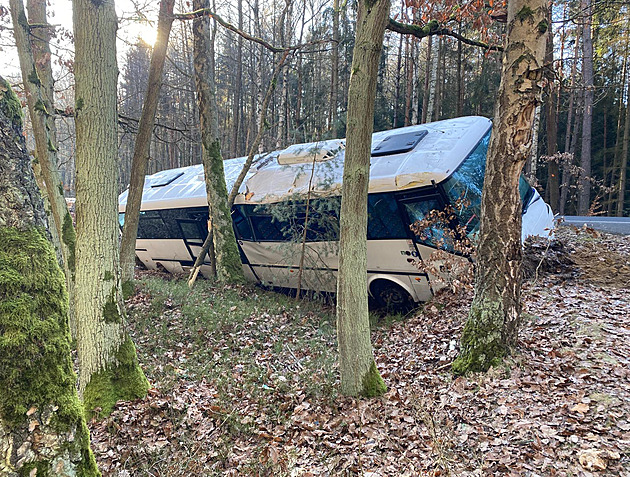 Policie obvinila muže, který v Plzni ukradl autobus a havaroval s ním