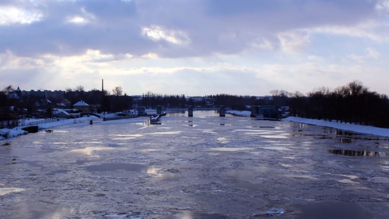 Tragédie v ledové řece: Turistku odnesl proud, ruská policie ji vede jako pohřešovanou