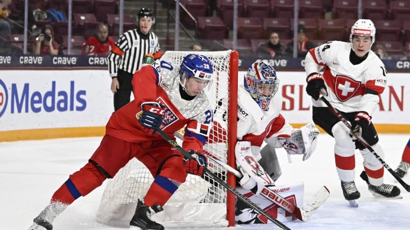 Mladí hokejisté válí: Na MS deklasovali Švýcary, vstřelili šest branek a budou hrát o medaile