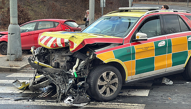 V Praze bouralo auto záchranné služby, zranění jsou tři lidé