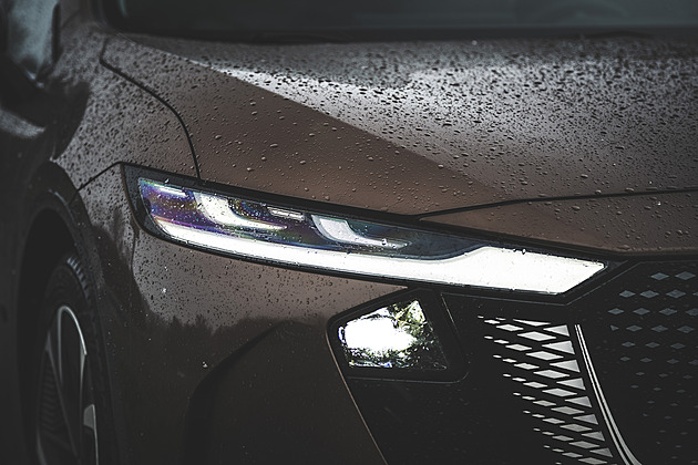 Nová šestka má čínské móresy. Působivý design doprovází digitální diktatura