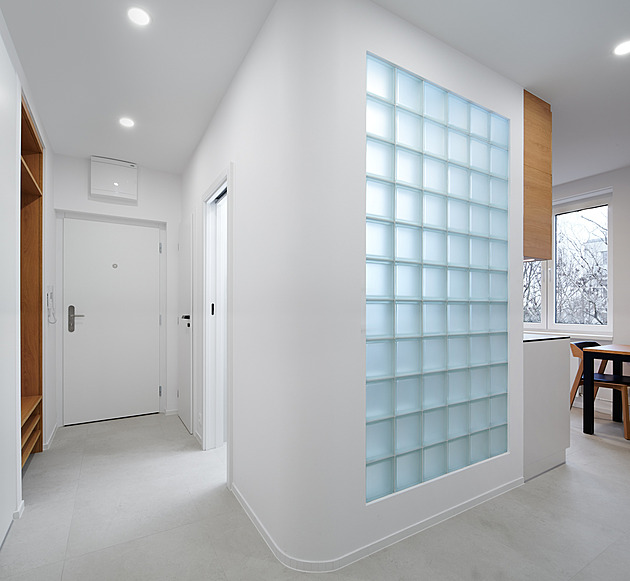 V panelákovém 2+1 dispozici nezměnili, přesto vznikla úžasná proměna