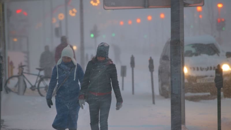 Na střední Evropu se řítí bouře Elli. Přináší sněhový chaos, v Německu už zavírají školy