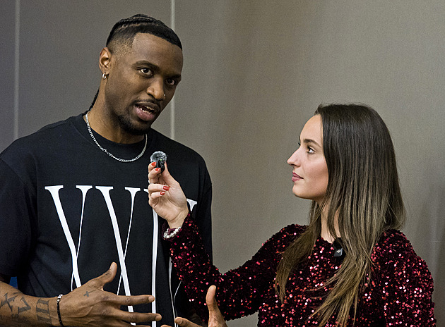 Dobrý vlasy? Moderátorka basketbalu baví fanoušky silvestrovským sestřihem