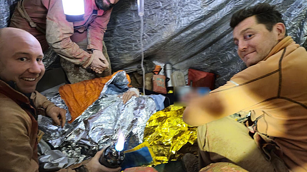 Mimořádný zásah má šťastný konec. Hasiči vytáhli zraněného muže z jeskyně