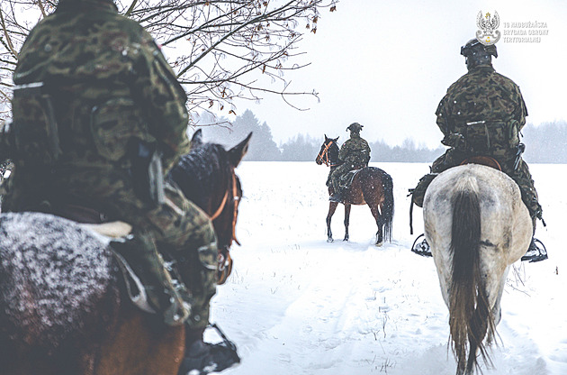 OBRAZEM: Fotky jako z počítačové hry. Poláci vyjeli střežit hranice na koních