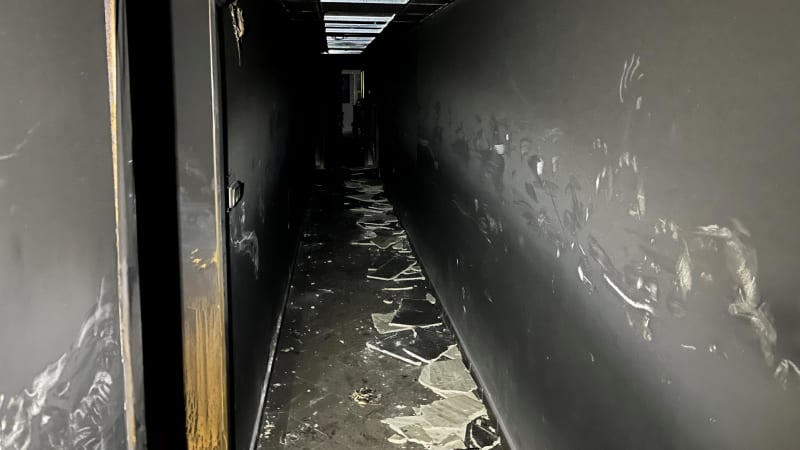 Kouř je uzvěznil na balkoně: V Horoměřicích zachránili 25 lidí, v nemocnici skončily i děti