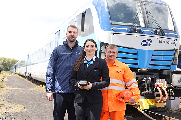 Pohled do kabiny, vozu i pod vagon. Kdo všechno stojí za tím, že dojedete do cíle?