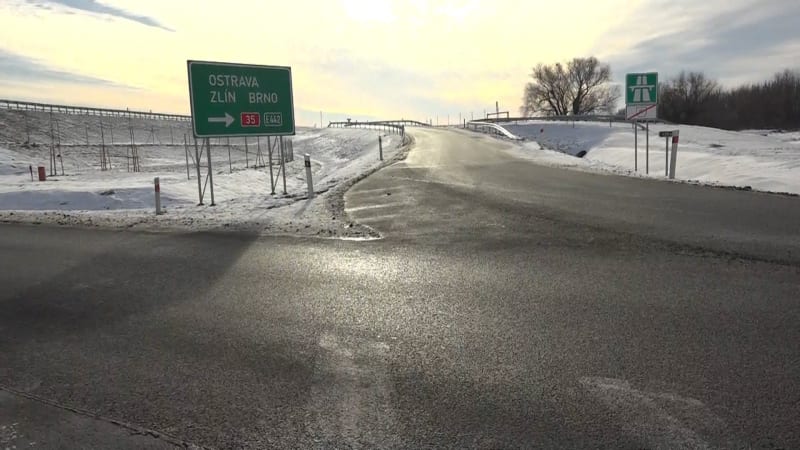 Auta v příkopech a mizející čáry. Nové kruhové objezdy v Česku budí emoce, řidiči jsou zmatení