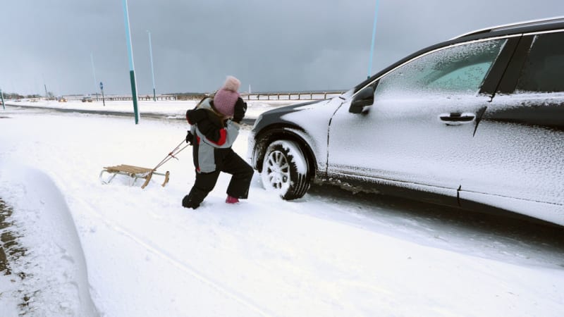 Děsivý pokus o virál ze Srbska: Dívky sáňkovaly za autem a převálcoval je vůz za nimi