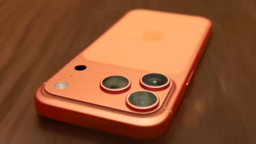 Tenhle pohled bolí. Apple v nové reklamě šoupe iPhonem o desku stolu