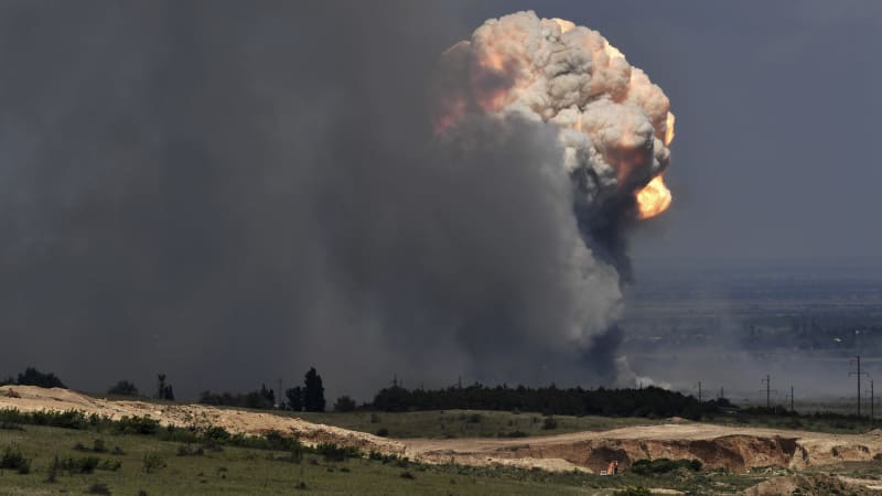 Tvrdý ukrajinský úder v Rusku: Hořela rafinerie i obytná zástavba. Útoky si vyžádaly zraněné