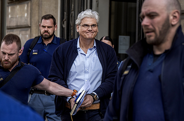 Bývalý šéf Motola Ludvík je na svobodě. Musí odevzdat pas a v noci má být doma