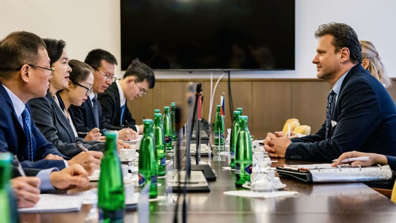 Česko mění kurz k Číně. Jdeme do starých kolejí, řekl Vondráček po schůzce s „vlčí válečnicí“