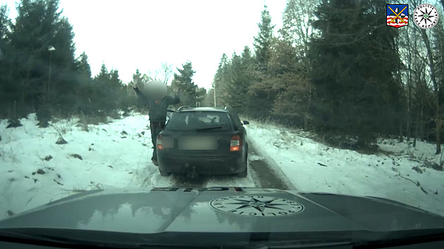 Ujíždějícího řidiče nezastavil ani PIT manévr, zkrotl až pod namířenou zbraní