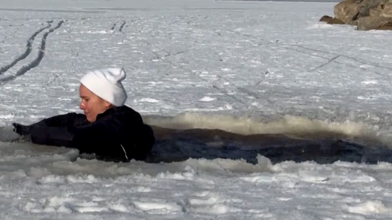 Zrádné zmrzlé vodní plochy: Reportérka CNN Prima NEWS si vyzkoušela záchranu z ledové vody