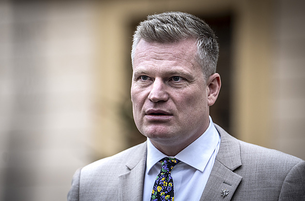Turek má podepsanou příkazní smlouvu, zmocněnce dělá bez odměny, řekl Macinka