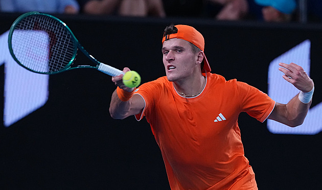 Rána pro Menšíka. Proti Djokovičovi si nezahraje, kvůli zranění odstoupil