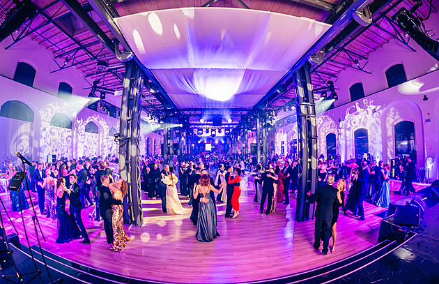 OBRAZEM: Takto si užívala smetánka na luxusním Plesu jako Brno