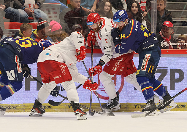 ONLINE: Třinec hraje s Budějovicemi. Lídr čelí druhé Plzni, Kometa hostí Hradec