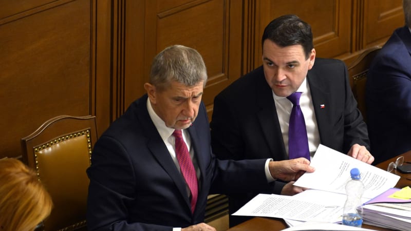 Poslance čeká ostrý střet. Opozice chce svrhnout Babišovu vládu, vadí jí Macinkovy SMS