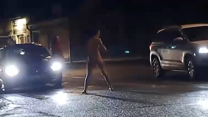 Nahá žena v Ivančicích blokovala dopravu, ukazuje video. Mluvila o zombiích, kousla policistu