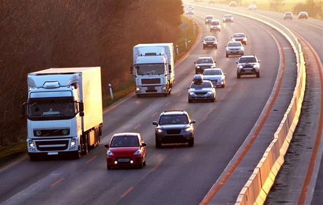 Na hlavním tahu do Polska boural kamion, doprava mezi Opavou a Krnovem stojí