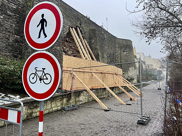 V Lounech se zřítila část opevnění, dalšímu hroucení brání dřevěné trámy