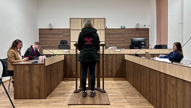 Policie bleskově zadržela muže souzeného za utýrání jezevčíka. Plivl na svědkyni